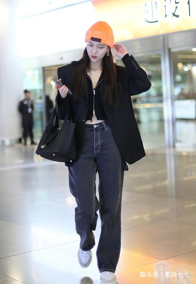 被曝恋张一山后宋妍霏走机场，亲爸来接机，戴