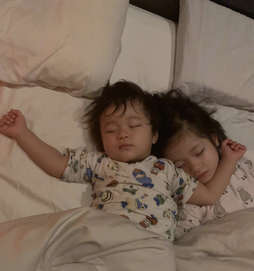 鍾嘉欣曬兒女萌照，不忘隔空表白老公，姐弟同款髮型像俄羅斯套娃