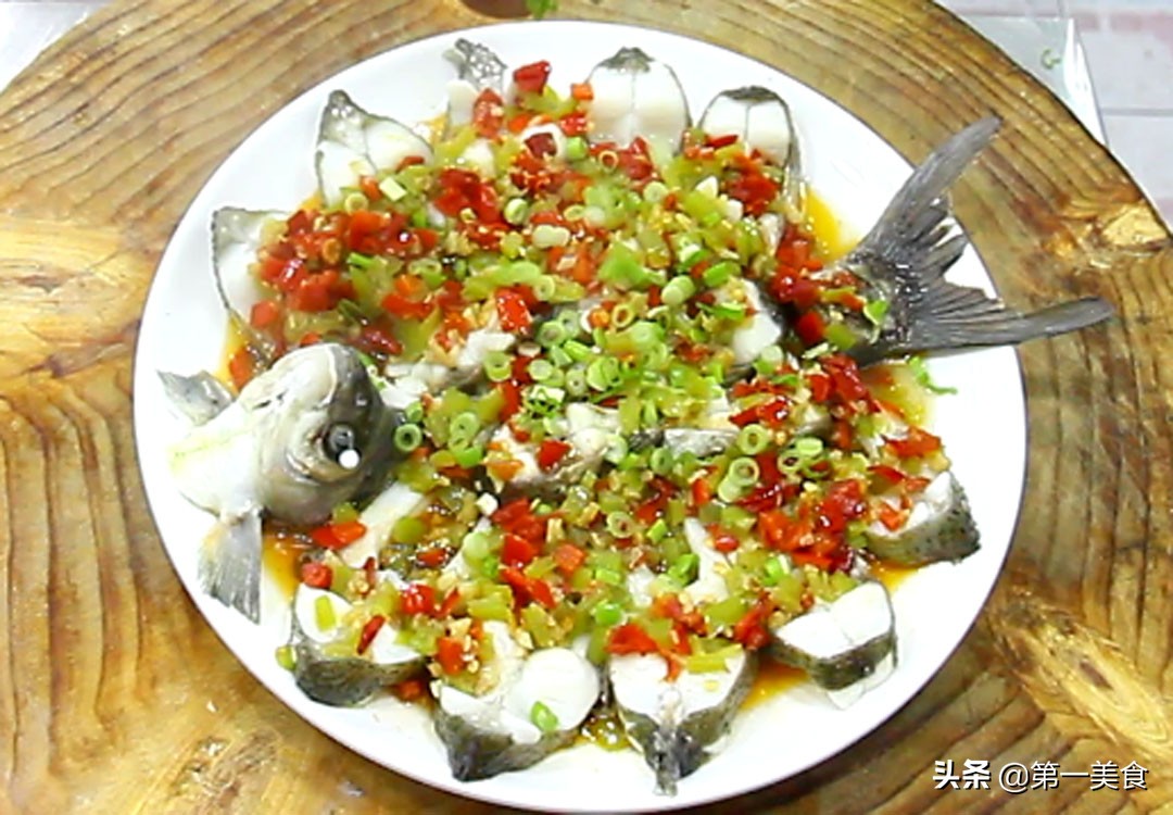 图片[12]-厨师长分享剁椒武昌鱼的做法口感细腻 香辣美味 又是一道待客菜-起舞食谱网