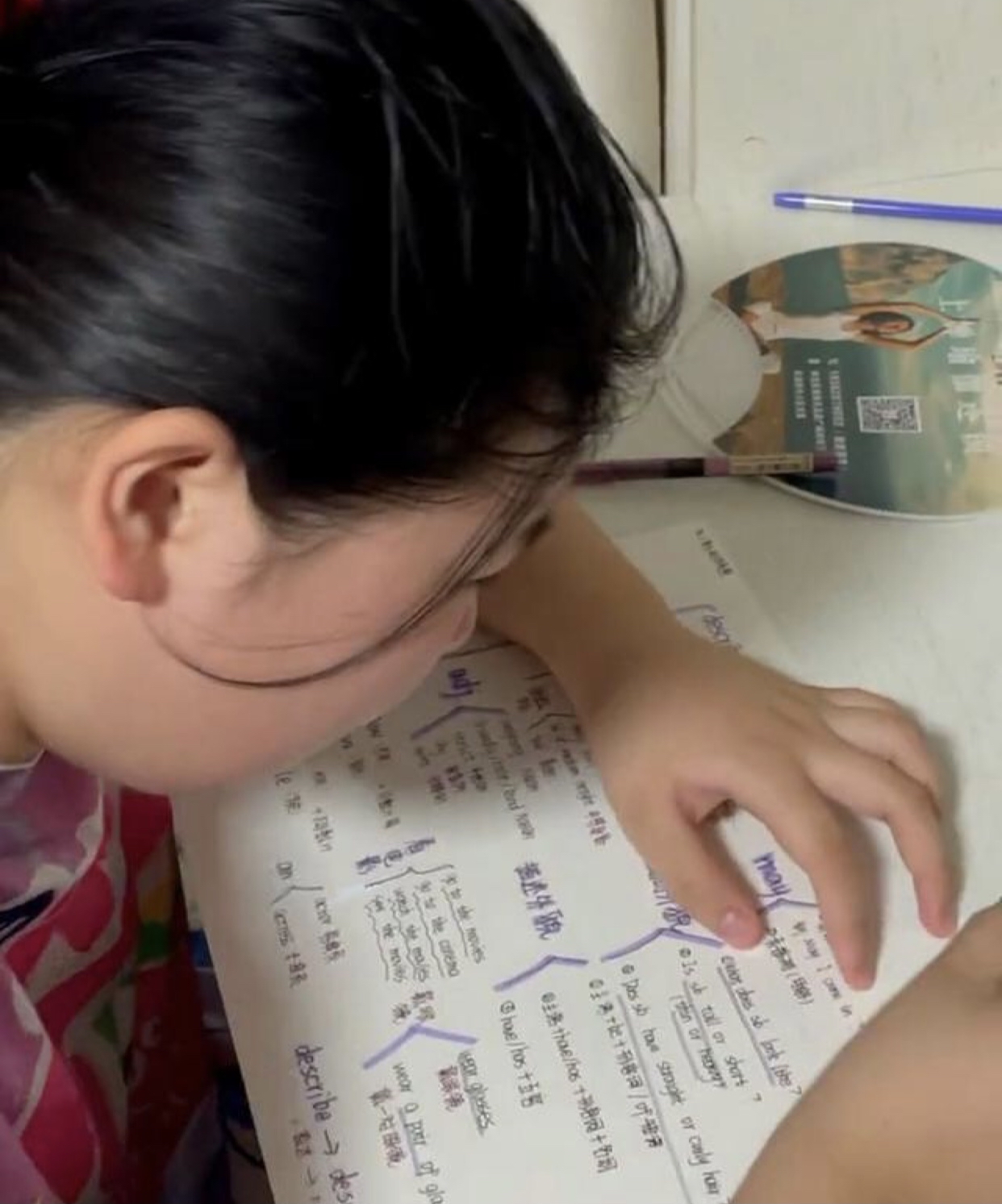 女孩记错开学日期，得知8月30日开学崩溃大哭，熬夜补作业至凌晨