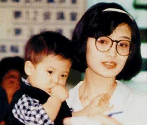 山口百惠：40年前的日本女神，巅峰时嫁人隐退，