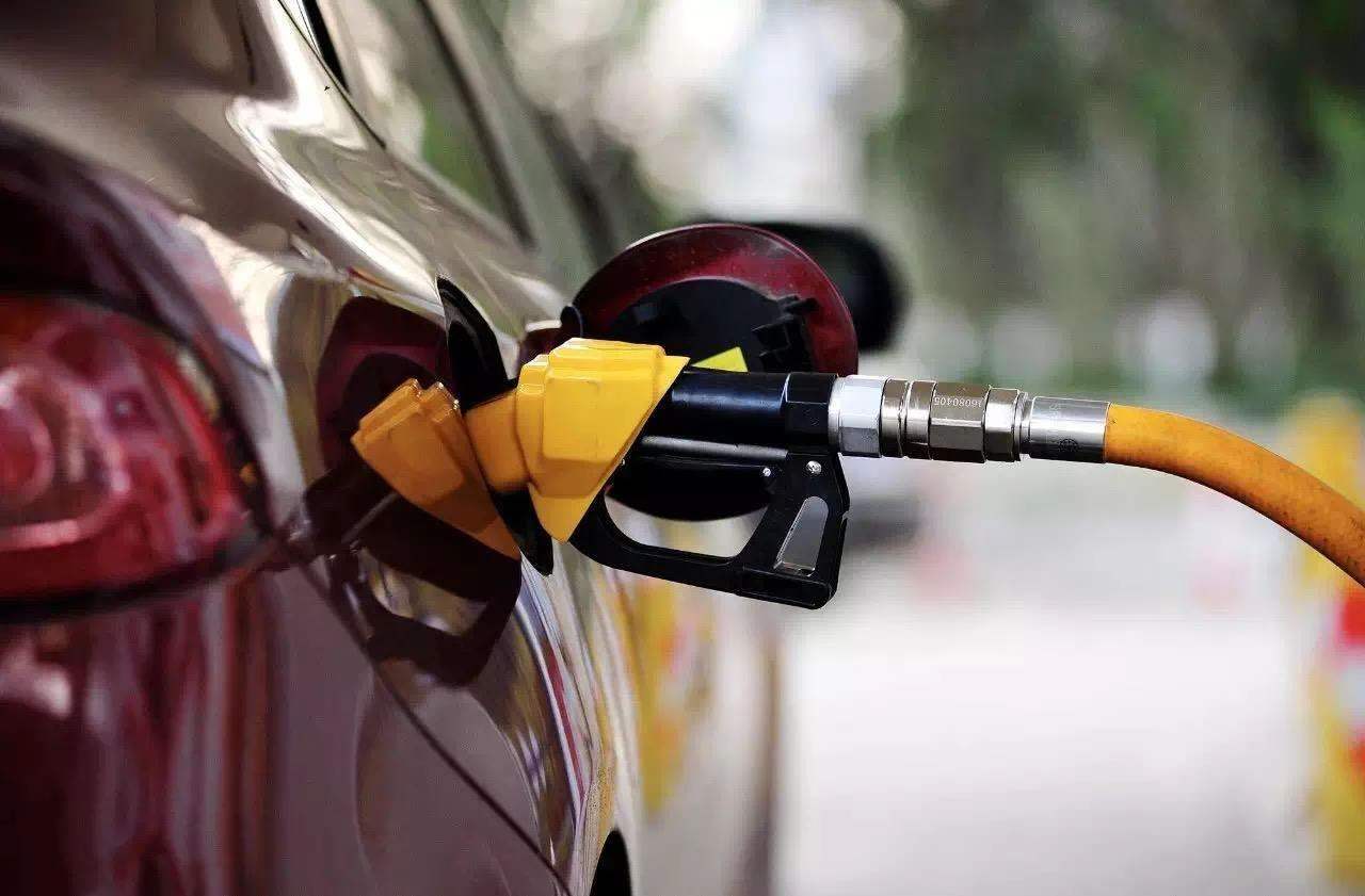 百万豪车被灌92号汽油 加油站员工：破车