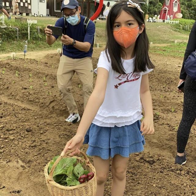 梁咏琪一家三口散步，6岁女儿身高快到妈妈肩膀，五官精致超漂亮