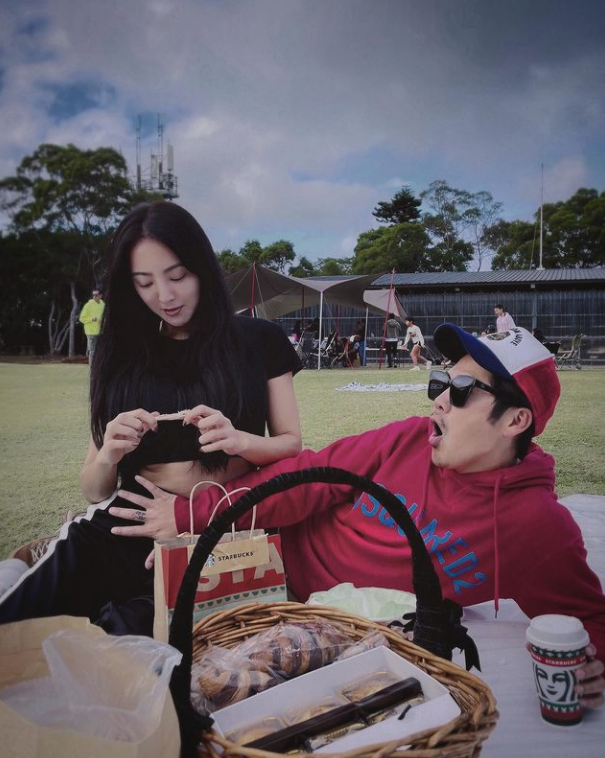 曹格曬夫妻合照撒糖，手撫老婆小腹表情吃驚，吳速玲被猜懷三胎