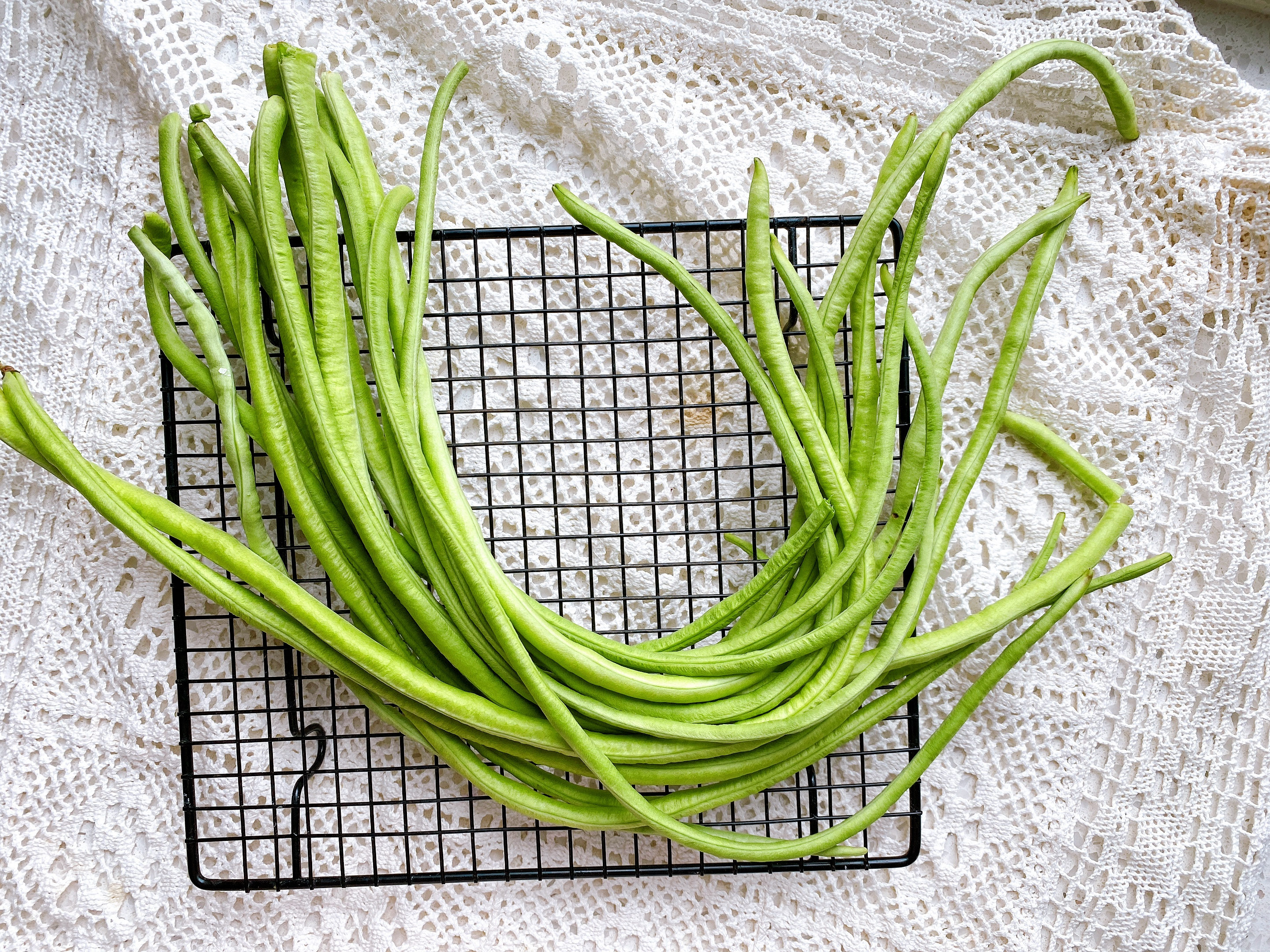 豆角做成饺子原来这么好吃，颜色翠绿不发黄，皮薄馅多，鲜嫩多汁