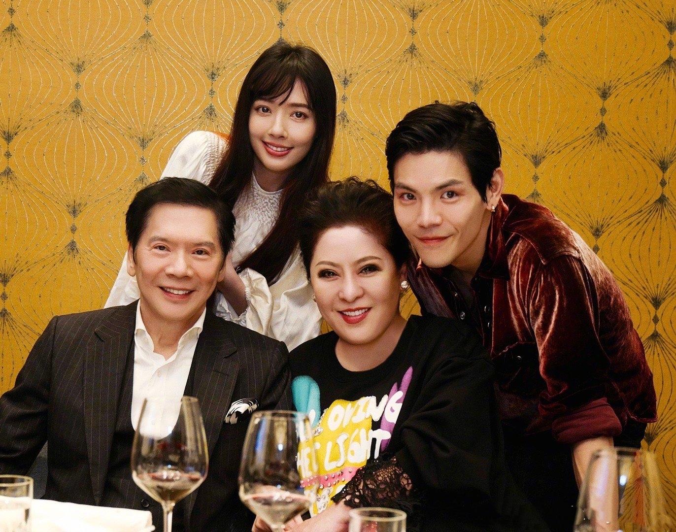 向华强祖孙三代在公园散步，向佐帮郭碧婷拎鞋