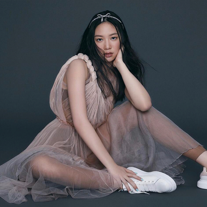 甄子丹这回骄傲了，16岁女儿身高快到1米8！大长腿是遗传妈妈