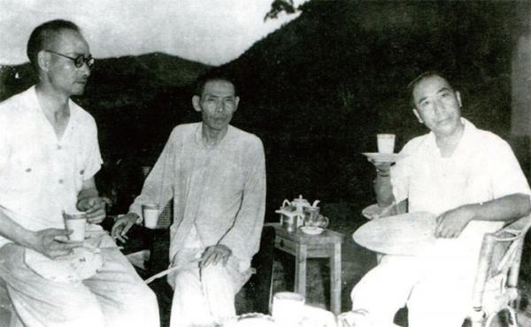 杜月笙临死前烧掉所有欠条，家人不舍，他怒吼：这是在救你们的命