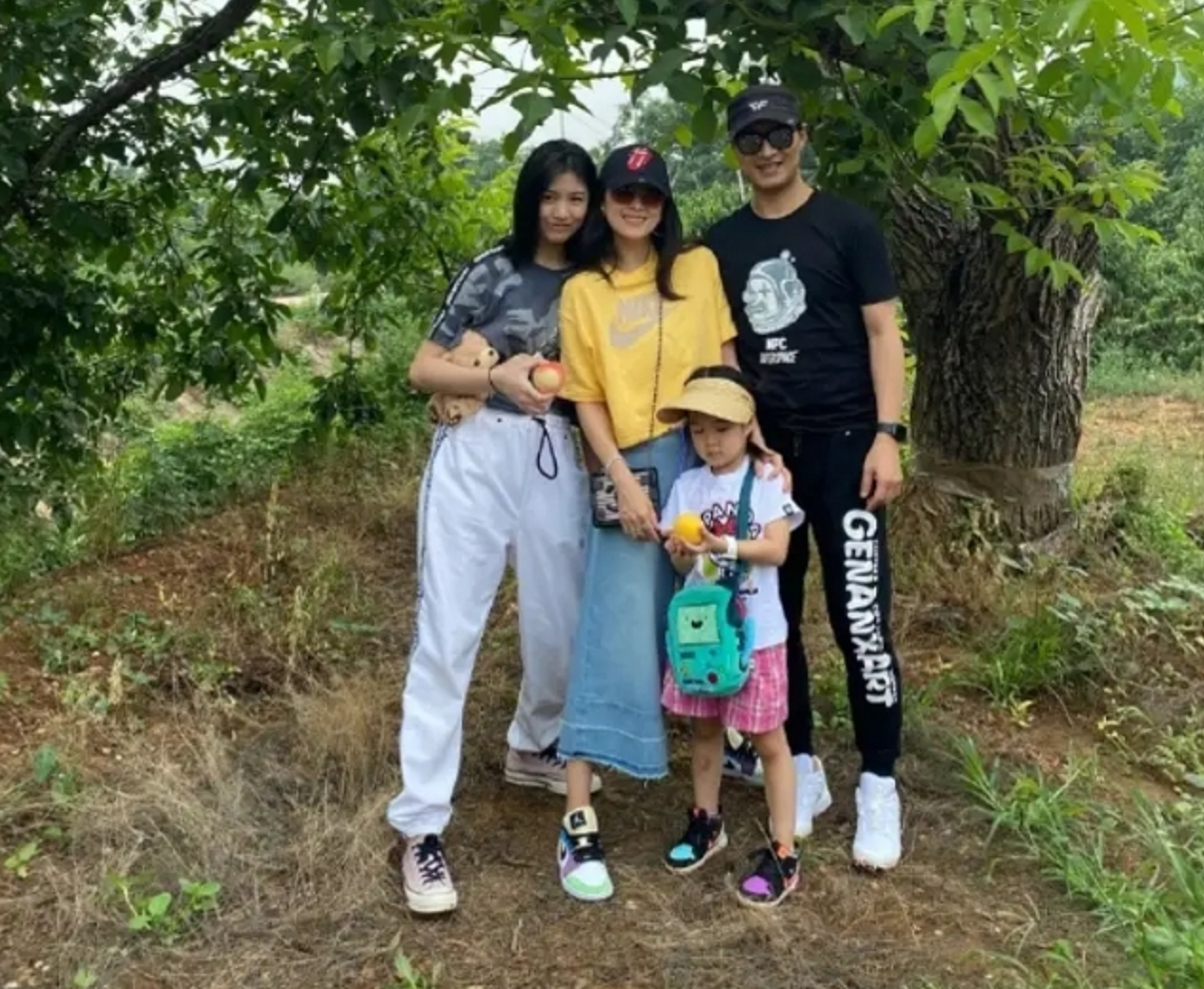 章子怡首晒儿子正面照，脸型鼻子像汪峰，戴草帽胖嘟嘟如瓷娃娃