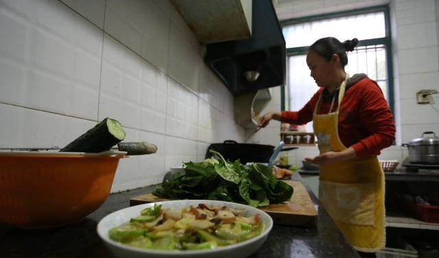 婆婆天天给我剩饭，突然提早下班，看到厨房里