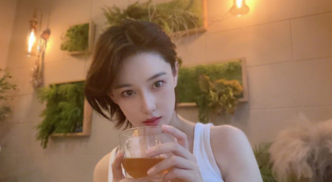 张馨予嫁人后点亮新技能，化身“种菜小能手”，豪宅花园变菜园