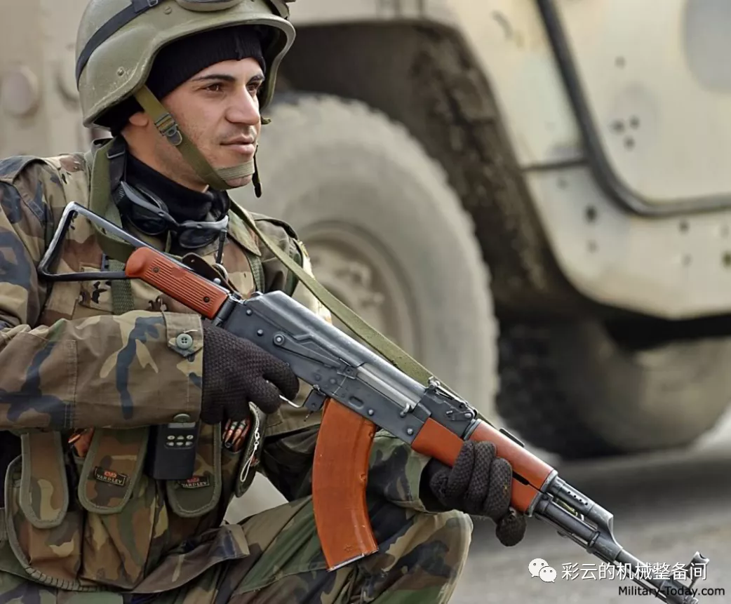 为什么AK-47退役得早？因为AKM更好啊