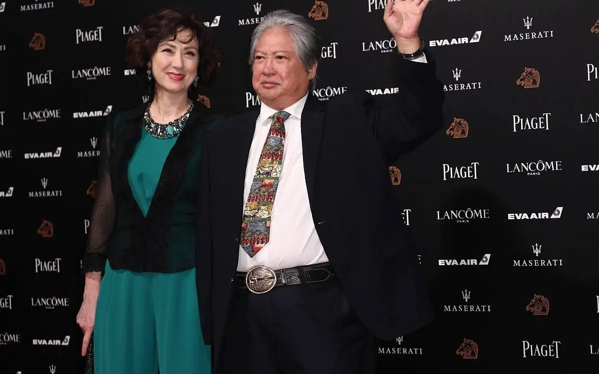 洪金宝混血老婆太惊艳，穿绿色连体裤配衬衫高