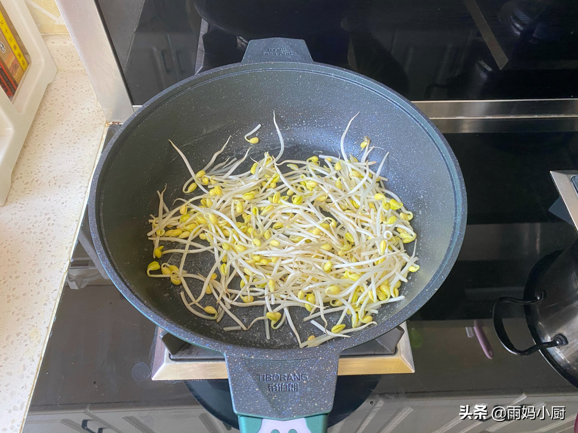 剩餃子皮不要煮著吃了，做成薄如蟬翼的春餅，卷上小炒菜搶著吃