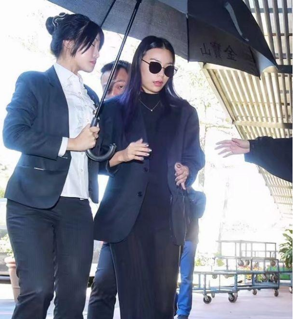 高以翔女友公开高高抱婴照表达思念，画面温馨