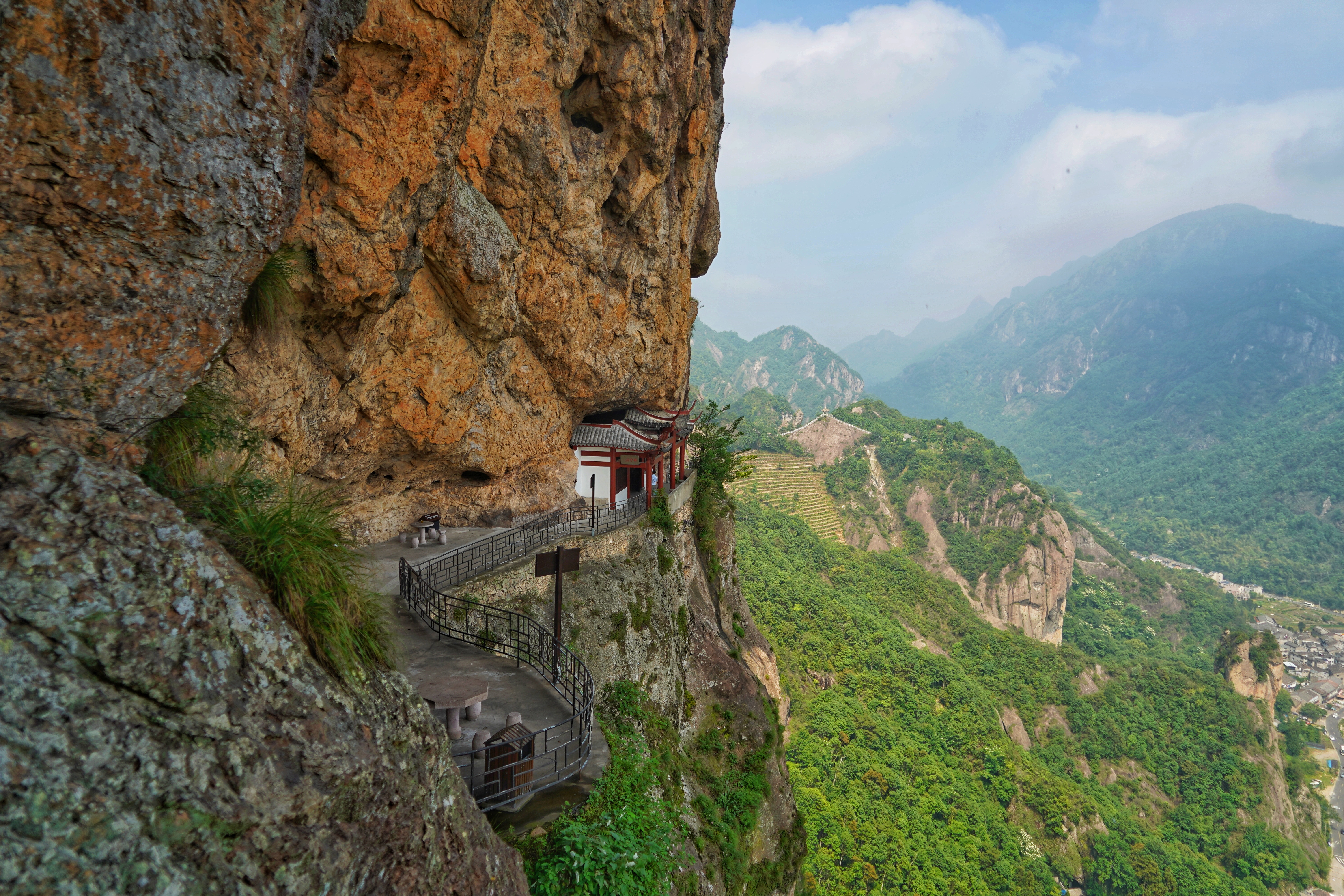 晴天下雨空中悬桥化石岩壁这个方洞记录了雁荡山的亿年历史