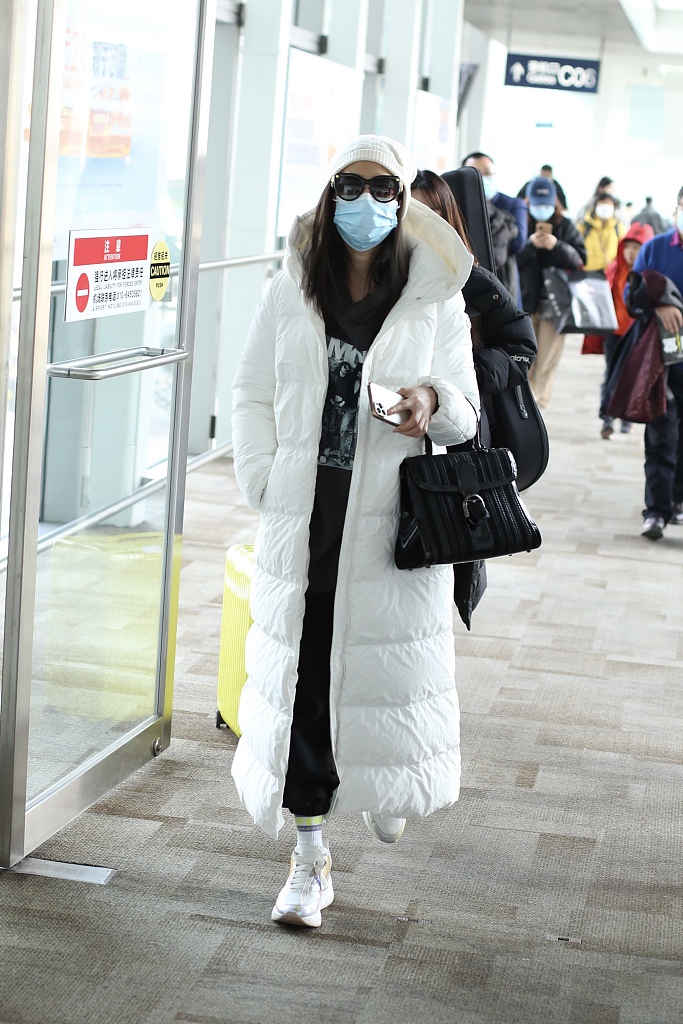 黃聖依帶小兒子現身貴氣有範，4歲安麟自推行李乖巧懂事