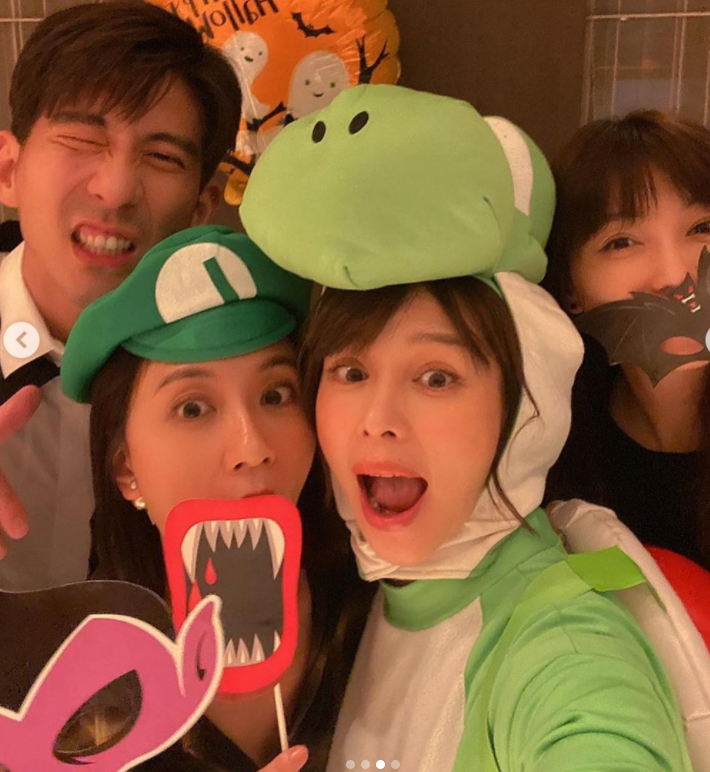 賈靜雯一家過萬聖節，倆女兒扮鬼臉太可愛，修傑楷用力呲牙很滑稽