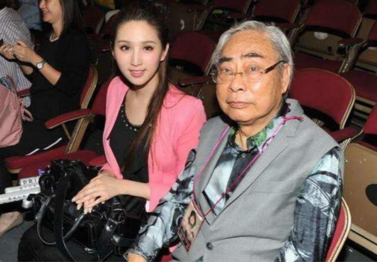 何傲儿：为帮父亲同意“爷孙恋”，每月得百万