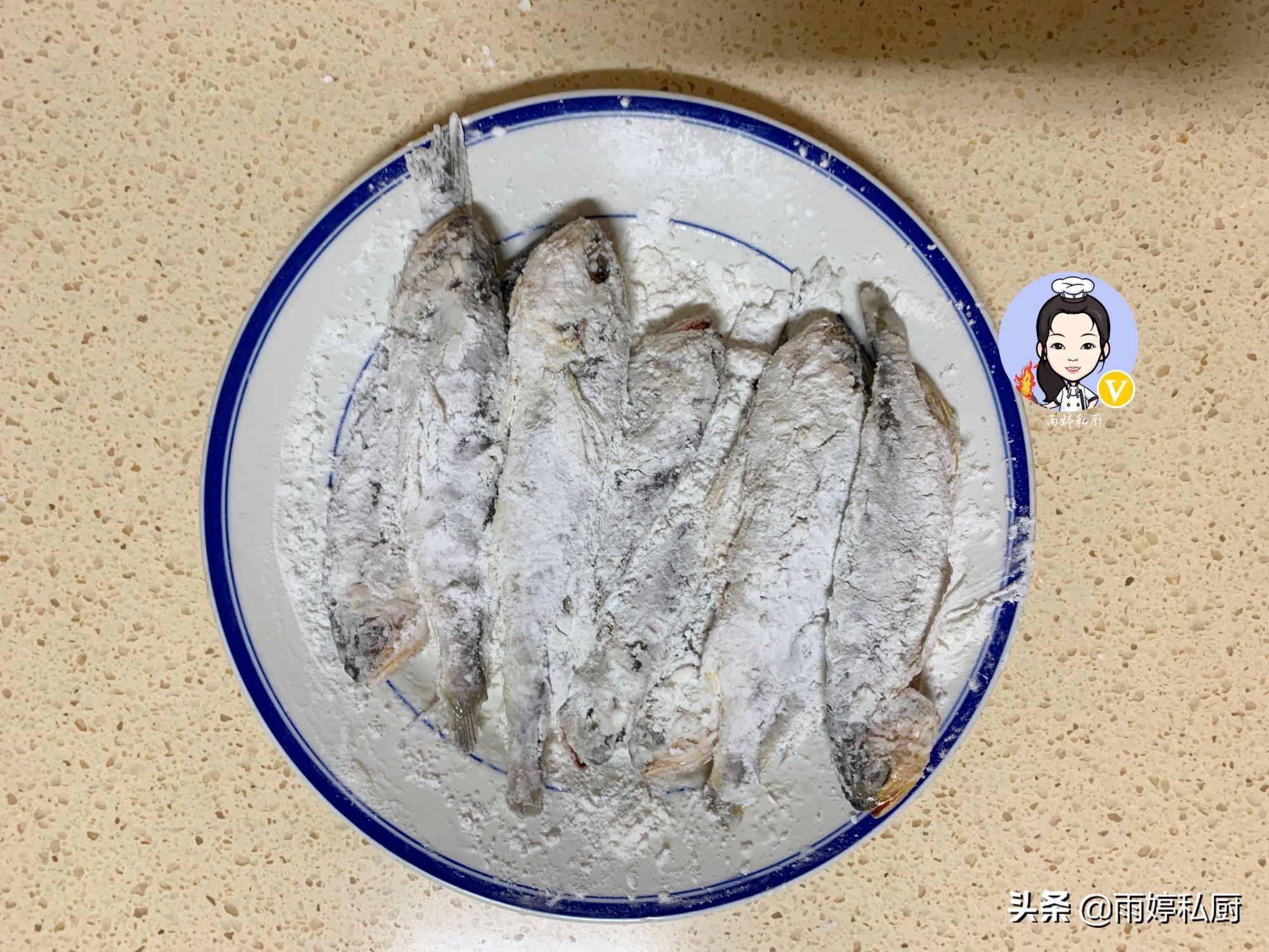 When frying fish, some people wrap it in flour, and some people put it directly into the frying pan to teach you the correct way. It is crispy and crispy.