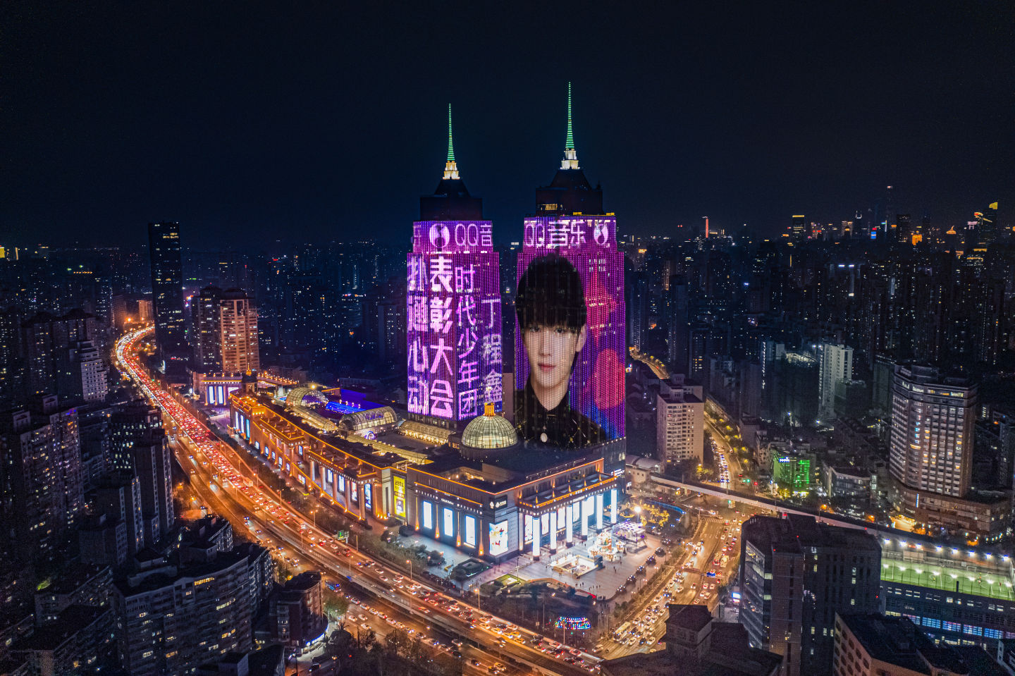 QQ音乐：扑通心动表彰大会广告已攻占上海两大地标：真厉害