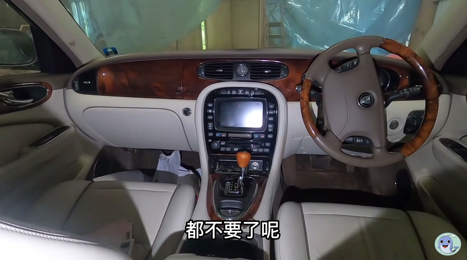 这是一栋被主人遗弃的房屋，价值180万的汽车都不要了