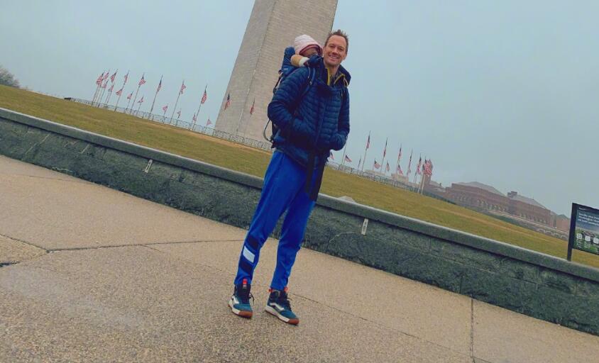 女排前国手外出度假！张开双臂笑容灿烂，混血