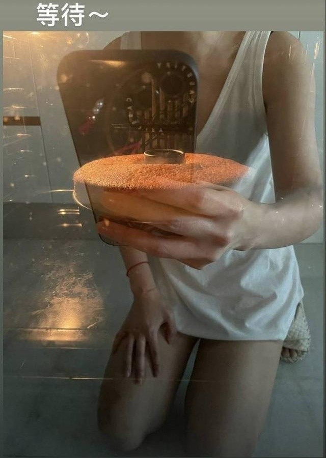 林心如素颜为爱女做蛋糕，穿家居服秀火辣身材，4岁小海豚似妈咪