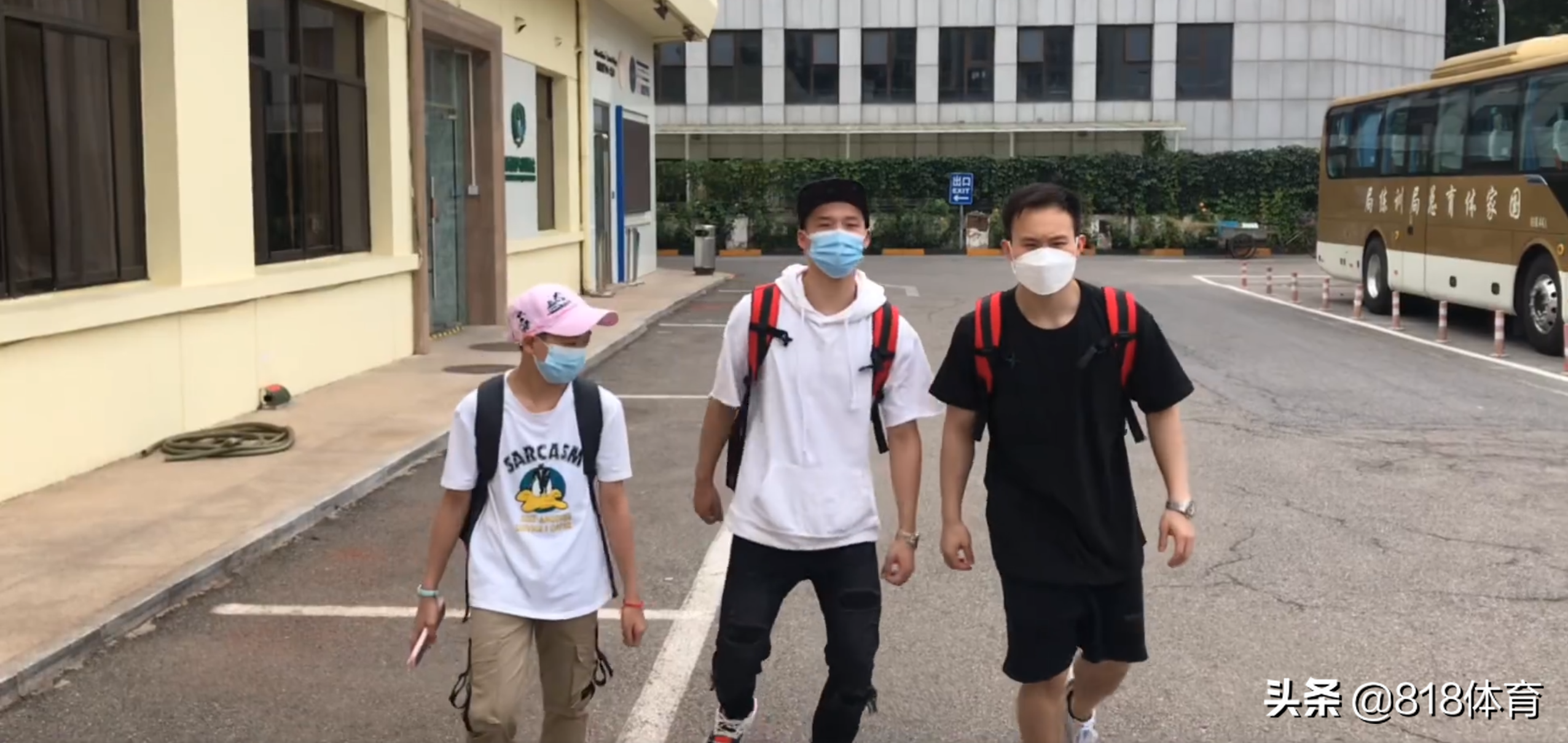 自由了!全红婵回国结束21天隔离,跟陈艾森谢思埸走六亲不认步庆祝