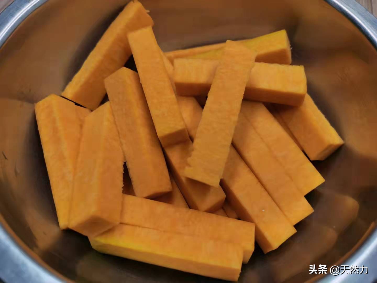 在家也能轻松做出广东名菜蛋黄焗南瓜，详细经验干货做法，收藏了