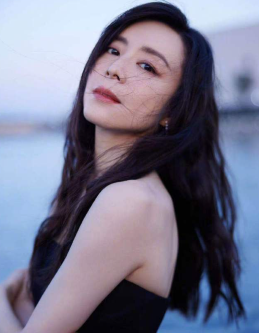 41岁张静初罕露面，做牵引治疗被吓一跳，因太瘦了医生感叹绑不住