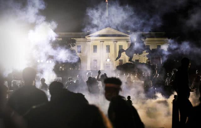 特朗普警告动用军队，美特殊装甲炮驱赶示威者，大量民众听力受损