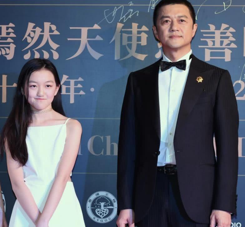 时尚小女王李嫣和母亲王菲姐姐窦靖童的合照