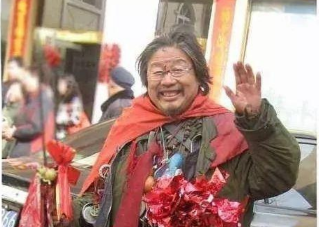 流浪汉自封"宇宙主席"，资助学生灾区捐