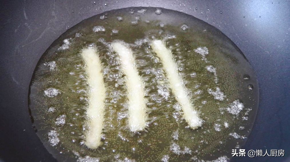 这是香酥鱿鱼条的做法，不要直接裹淀粉，这样处理一下，外壳更酥