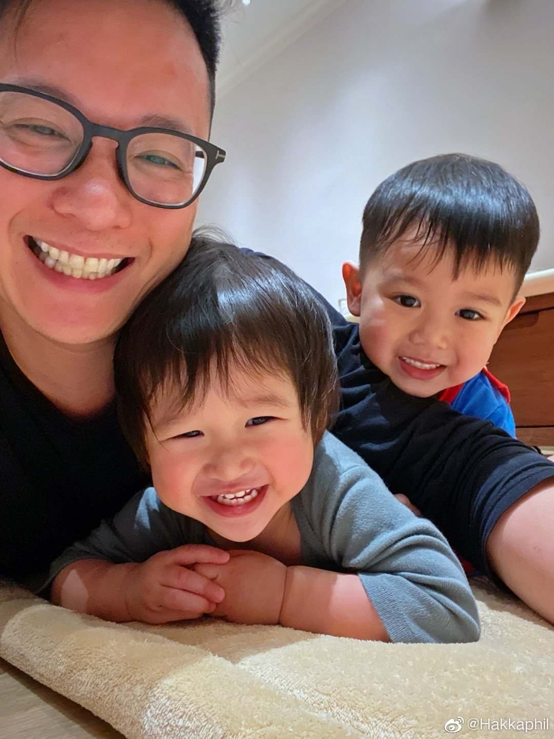 幸福感满满！胡杏儿疑似带二子回家团聚，老公开心晒亲子装