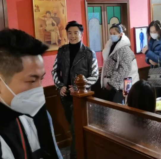 郑恺为女儿办百日宴，苗苗打扮得低调简朴，郑