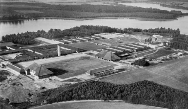 纳粹分子埋下时间胶囊，80多年后被人发现，里面