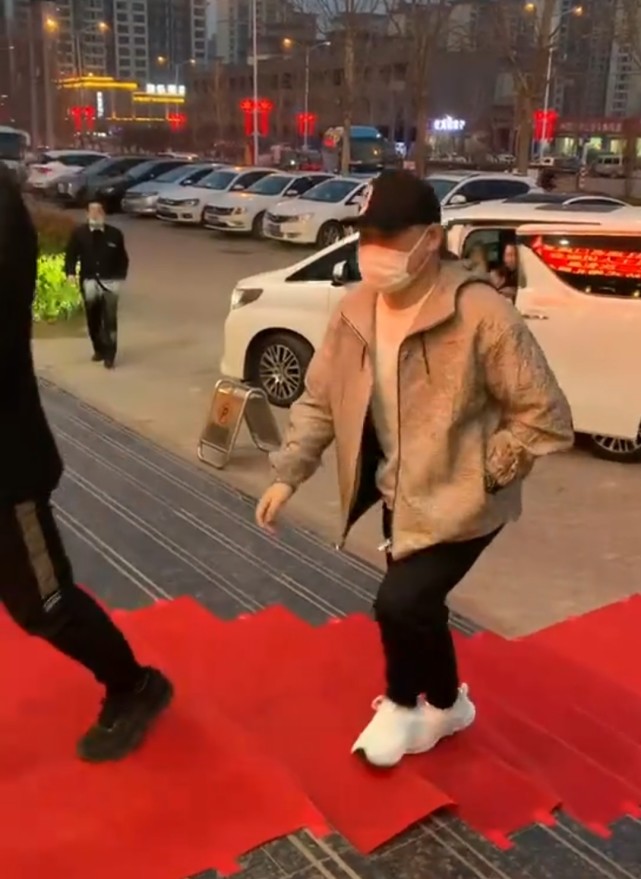 外甥|岳云鹏现身外甥婚礼 丝毫没有明星的架子