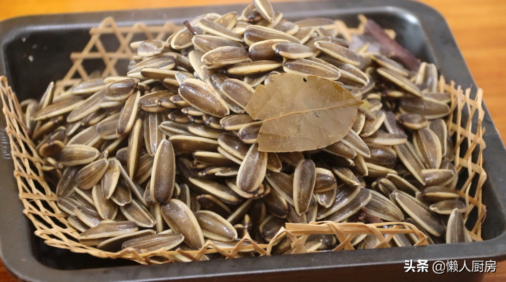 想吃焦糖瓜子不用买，自己在家就能做，一煮二晒三烤制3步搞定
