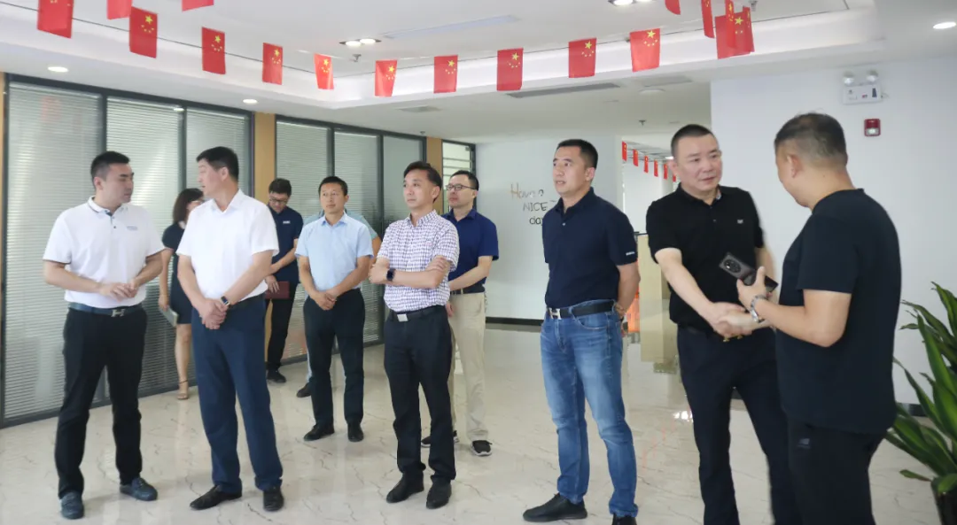 灣沚區(qū)區(qū)委常委、政法委書記翟發(fā)金一行蒞臨科達(dá)智慧能源參觀考察