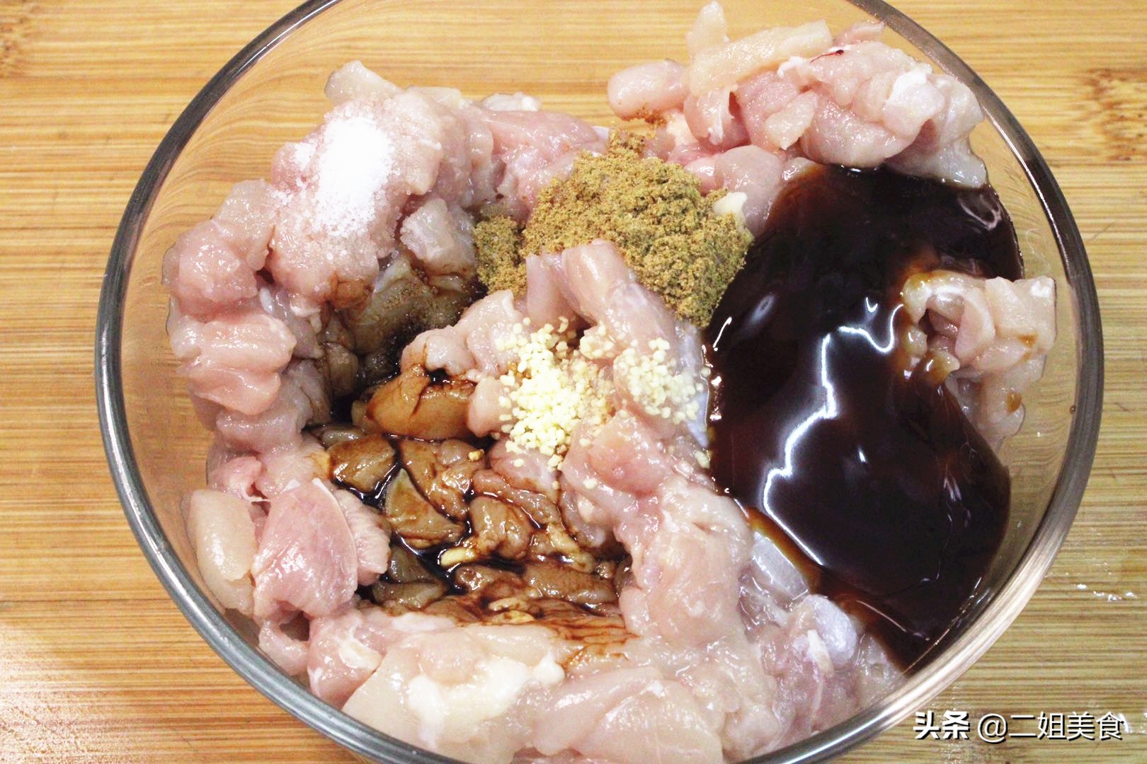 鸡肉和香菇搭配，做盒子没想到这么好吃，比韭菜馅香，比肉馅解馋