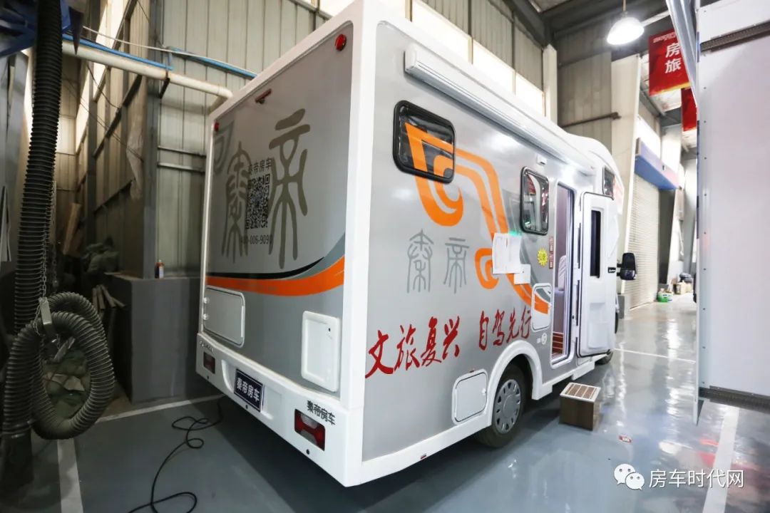 秦帝房車 維拉系列無拓展版 大空間會(huì)客區(qū) 縱置上下鋪