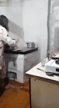 很搞笑的GIF图：媳妇没想到吧，丈母娘来了！