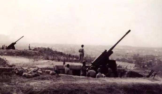 知道我国要造原子弹，金庸疑似发文嘲讽？这时