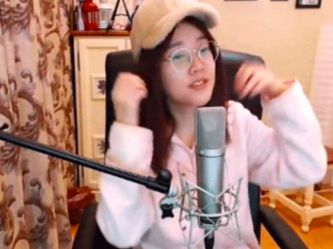 冯提莫没有十级美颜后，直播时如“乔碧萝”，