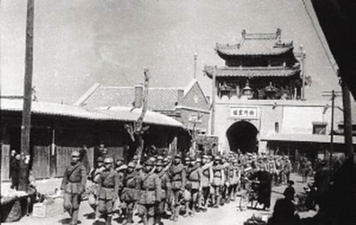 林彪素来沉默寡言，罕见大发雷霆，为何掀翻酒