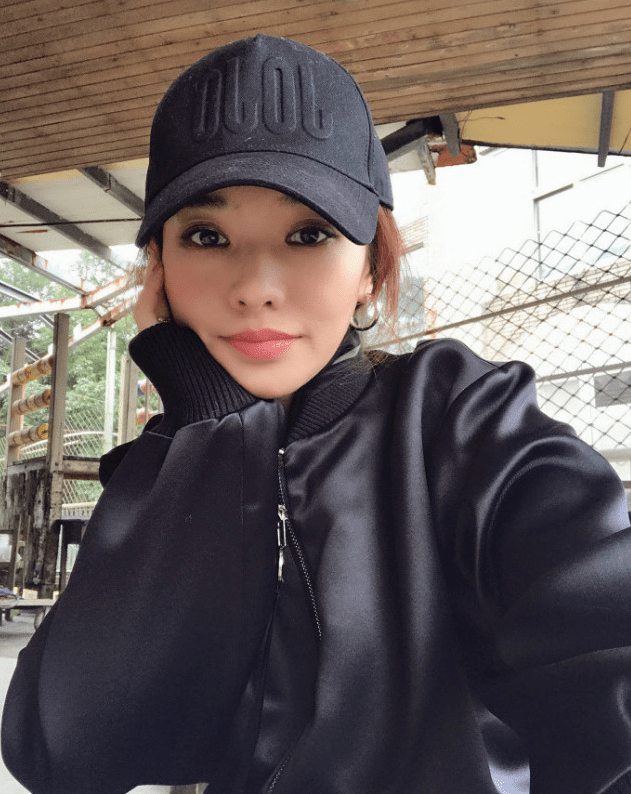 毫不在乎？欧弟刚刚才官宣离婚，郑云灿就骑机