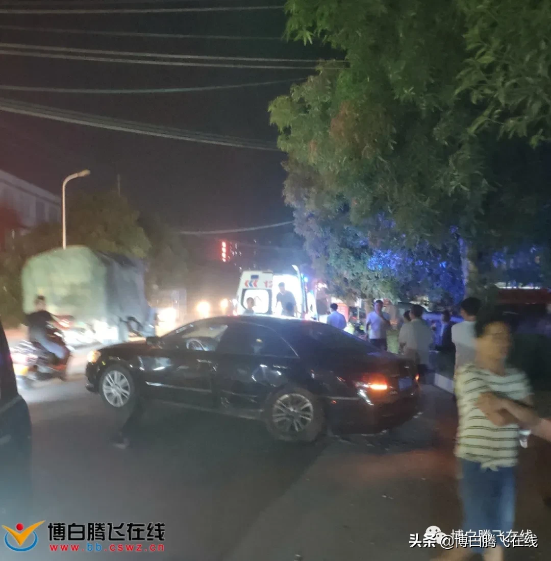 惊险！博白公园路两辆小车撞上了……