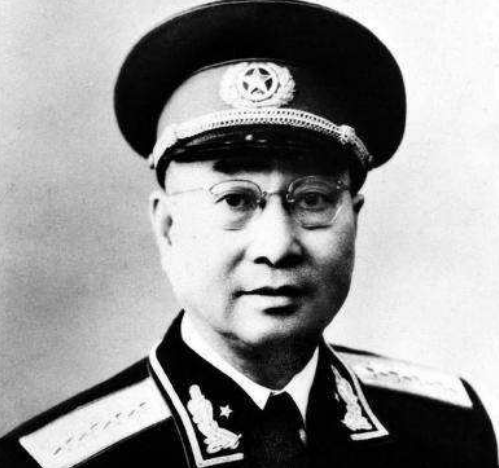 年轻貌美的戴笠秘书，嫁给51岁的“西北王”胡宗南，他有何魅力？